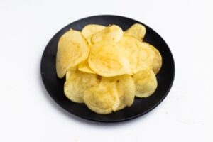 ポテトチップスのパッケージがモノクロになった😨